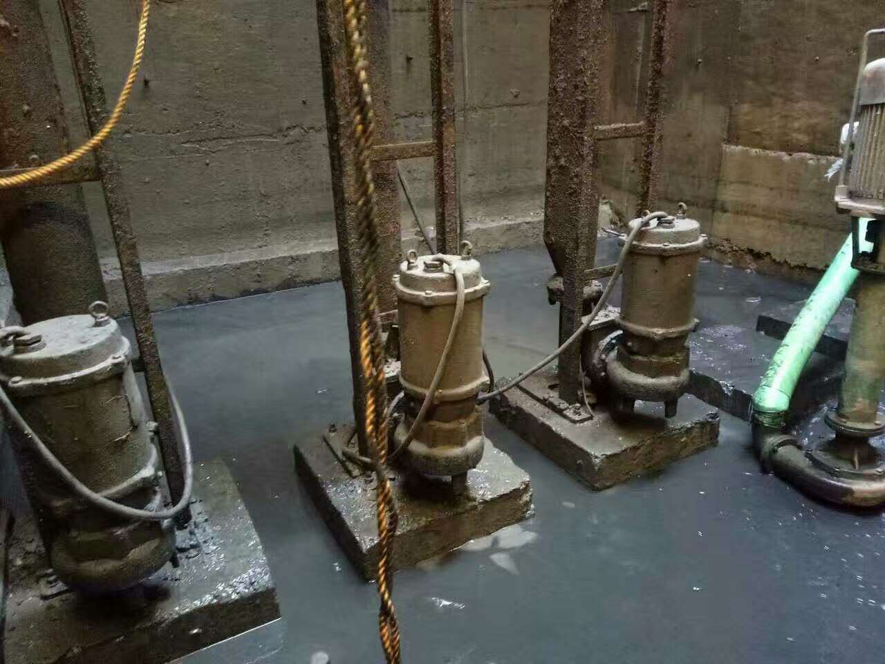 北湖污水池清理