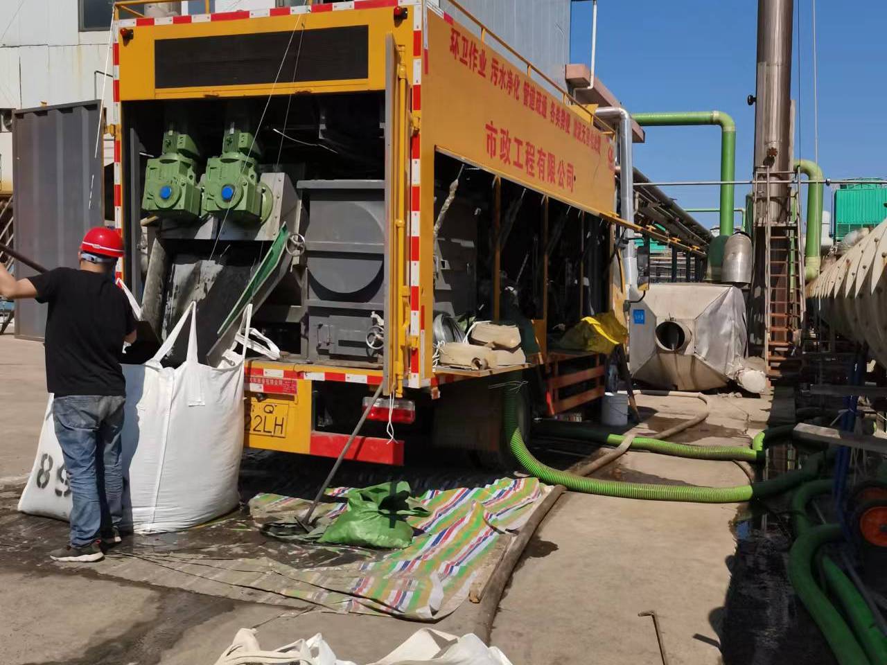 北湖淤泥压干处理