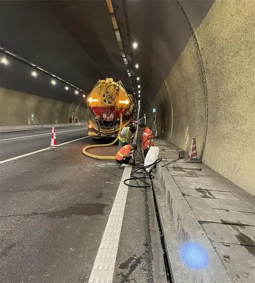 北湖隧道排水渠清淤